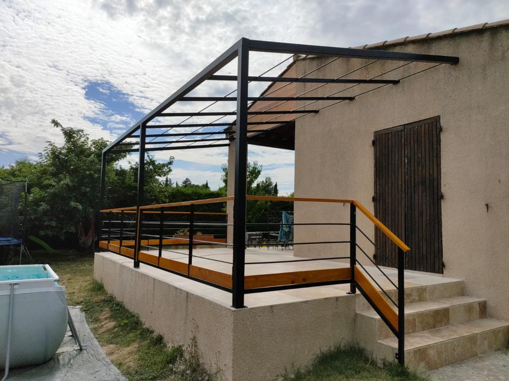 Pergola+garde corps thermolaqué, main courante bois à Lauris
