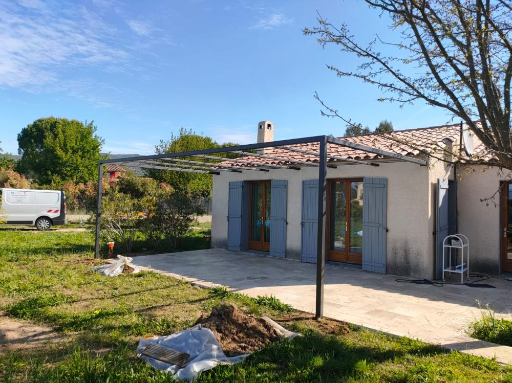 Pergola thermolaquée à Lauris