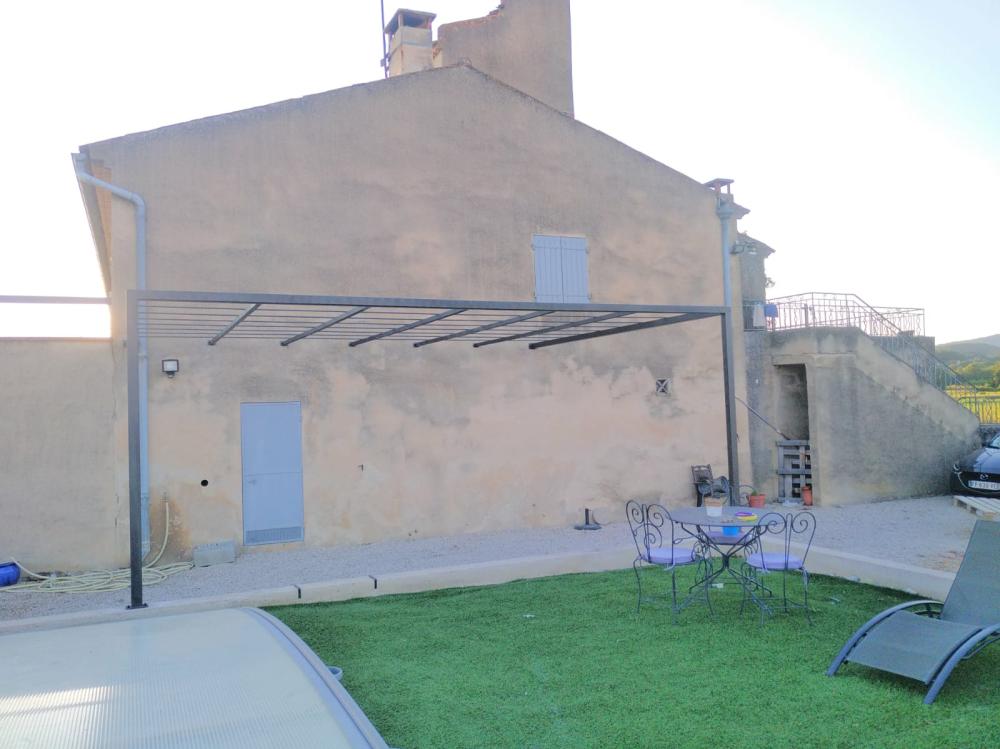 Pergola sur muret à Cadenet