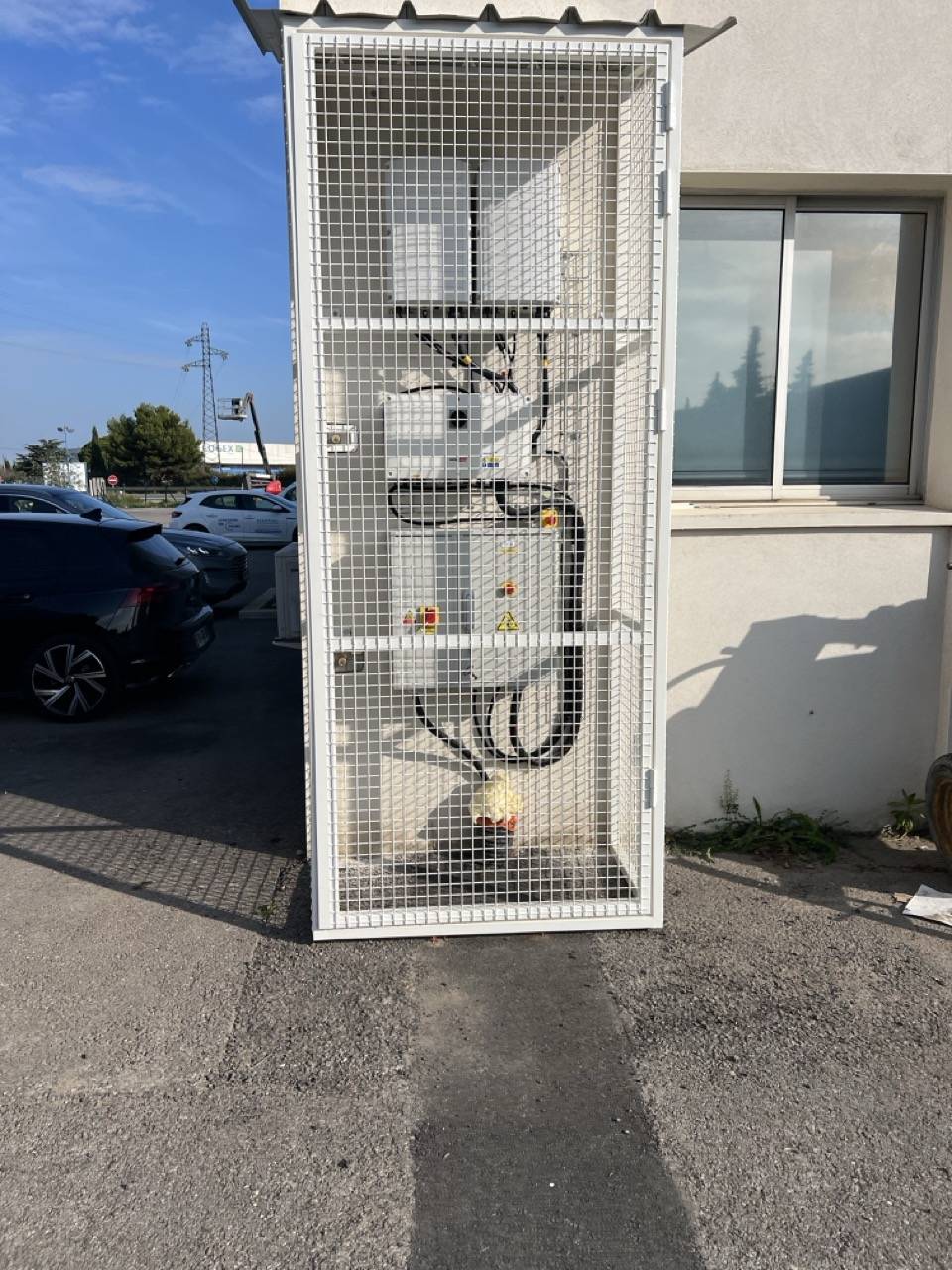 Local technique grillagé, dispositif panneaux solaire, Sun Concept à Istres