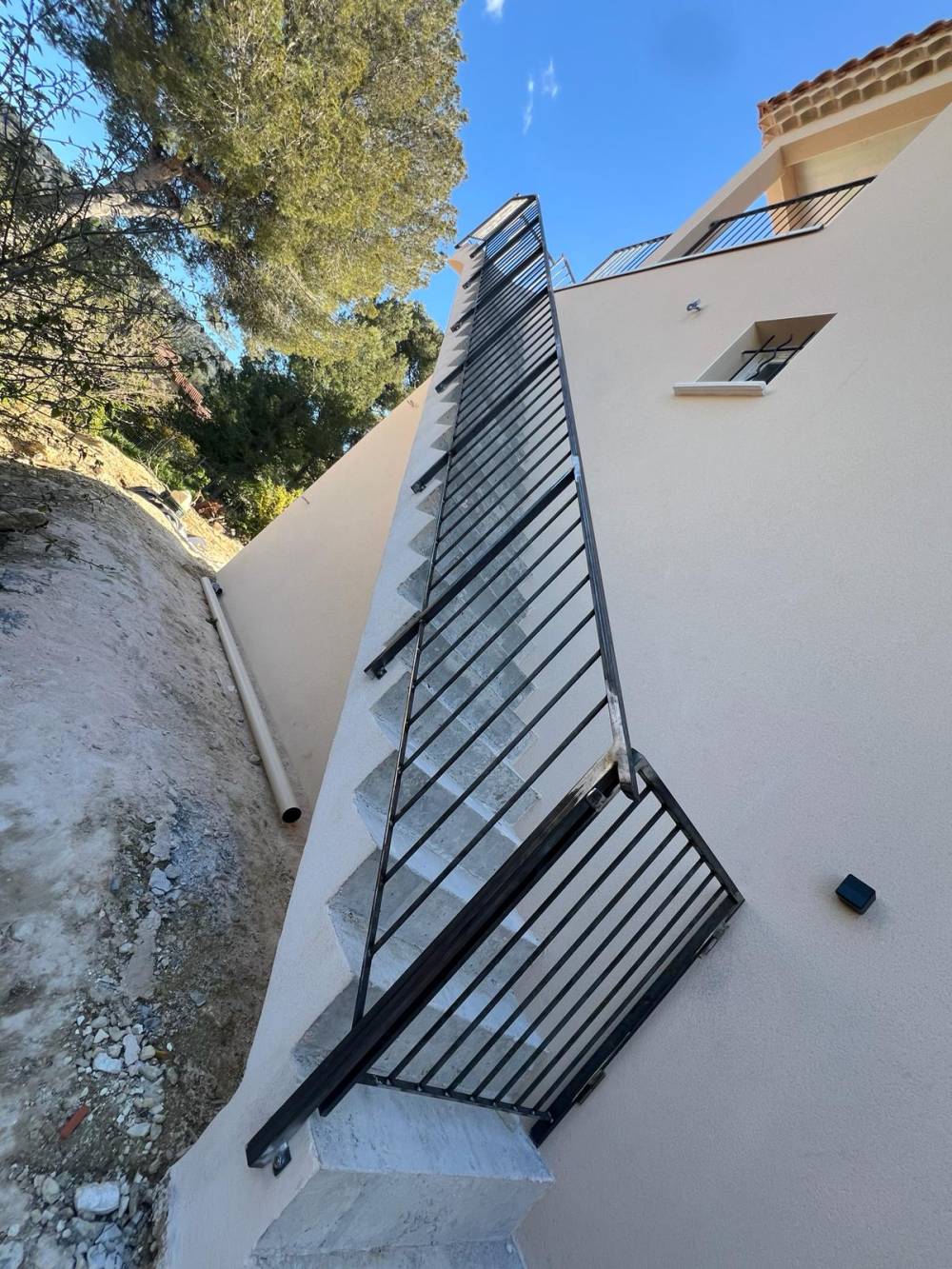 Garde-corps terrasse et descente d'escalier bruts, Demeure d'Occitanie, à Aubagne