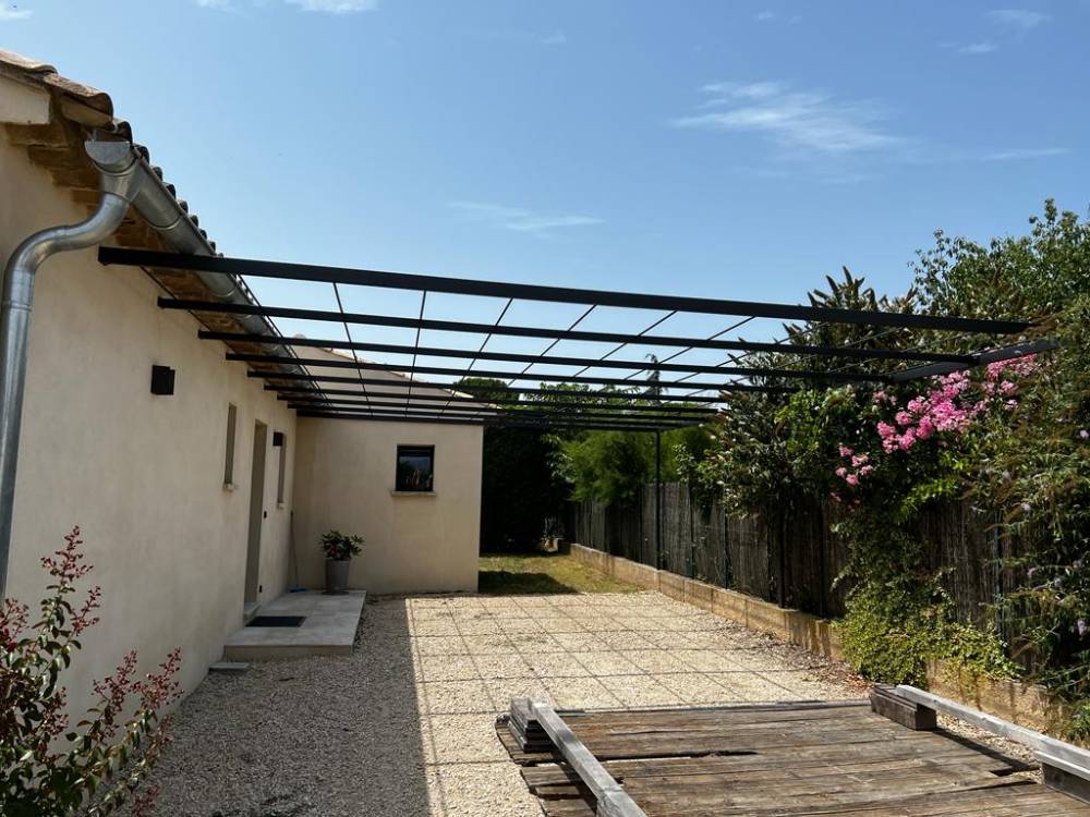 Pergola thermolaquée à Lauris