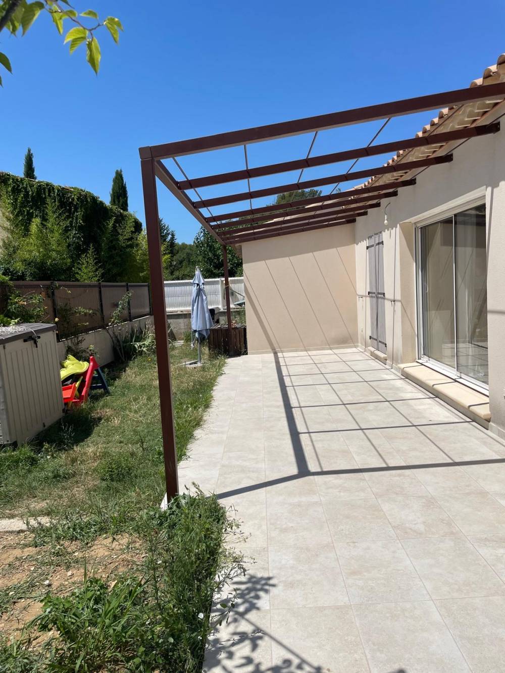 Pergola thermolaquée, à Lauris