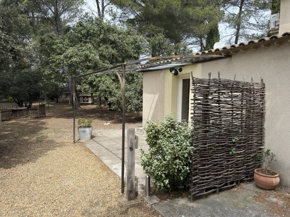 pergola brute avec marquise intégrée à Puget - Grande