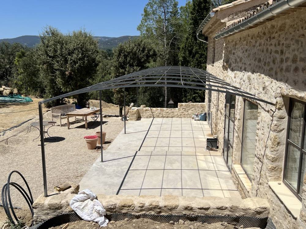 Pergola cintrée thermolaquée à Lauris - Grande