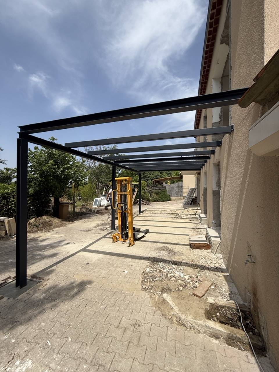 Terrasse suspendue, thermolaquée, à Cadenet - Grande