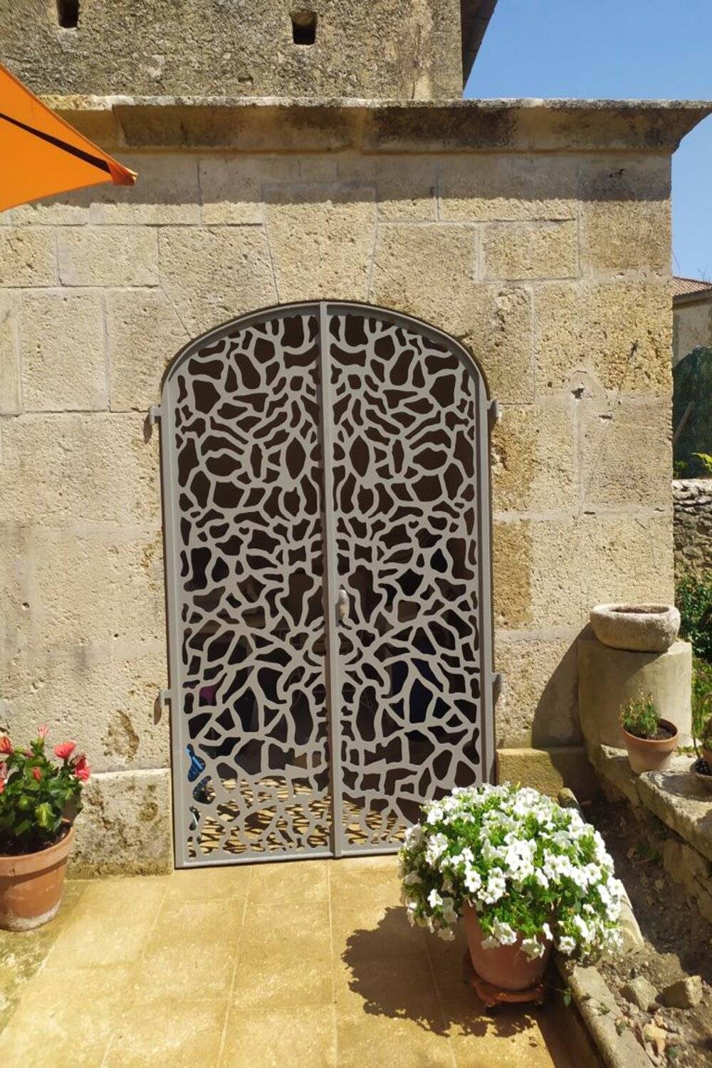 Porte thermolaquée, à battants, découpe laser à rognes