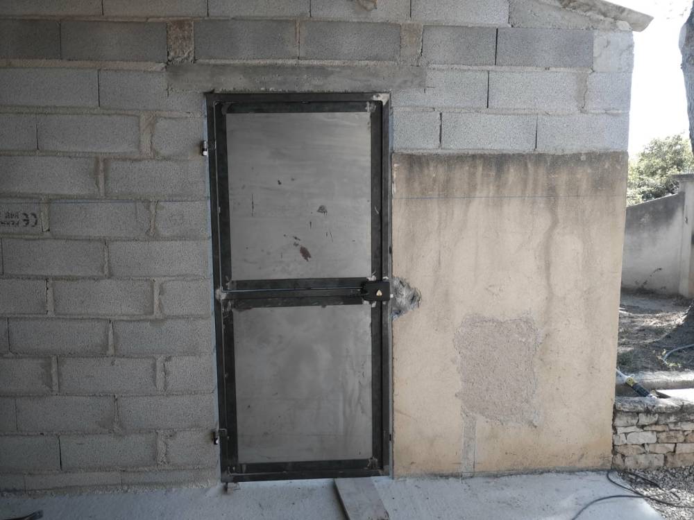 Porte brute à Lauris