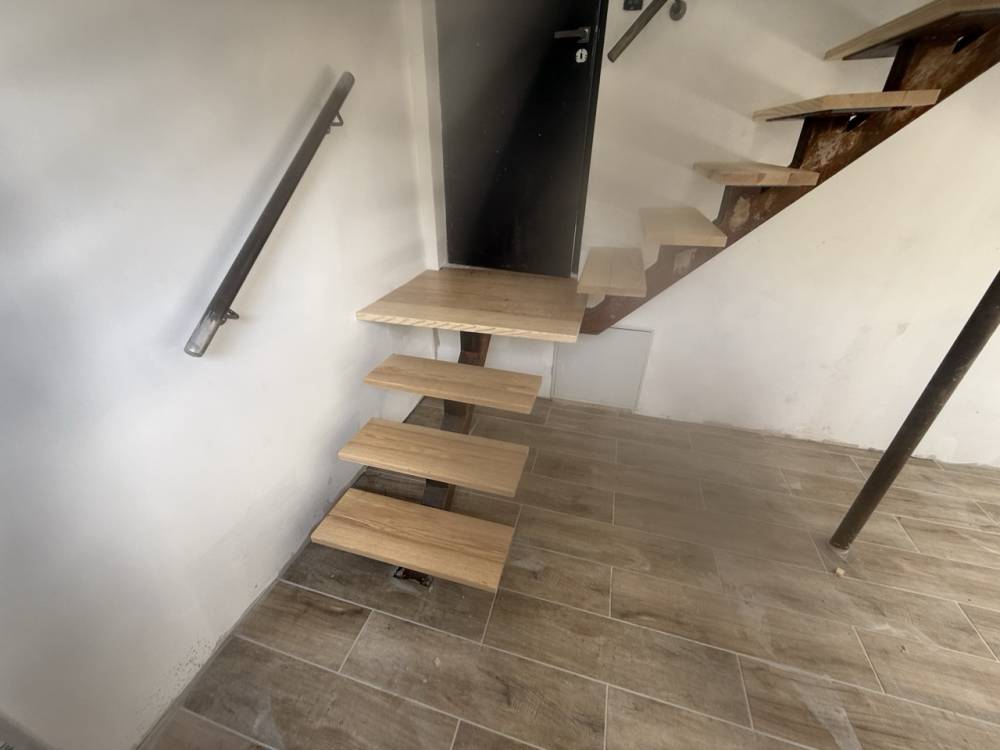 Escalier quart tournant et main courante brut à Puyvert - Grande