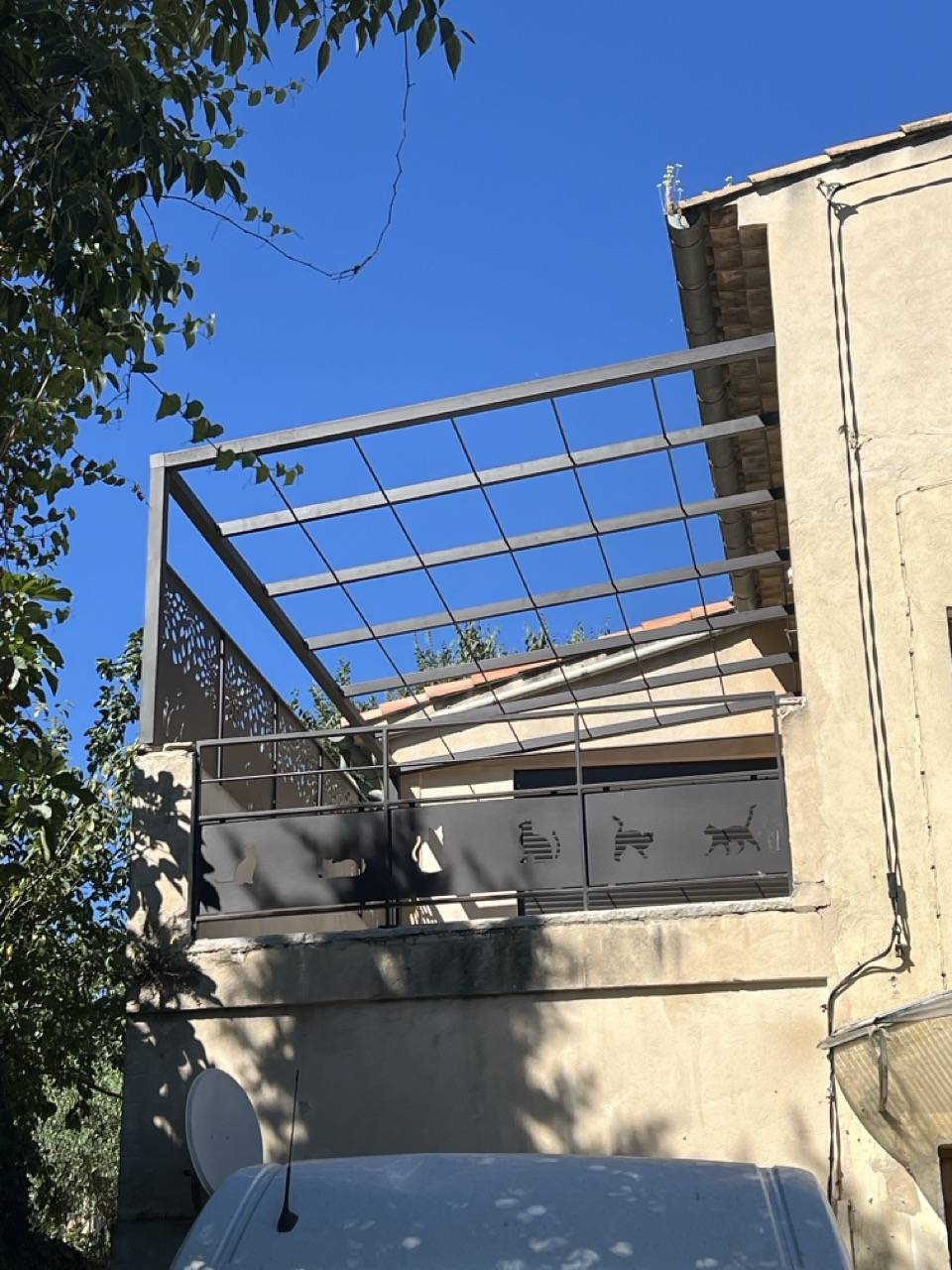 Pergola, garde-corps et palissade thermolaqués, découpe laser à Cadenet - Grande