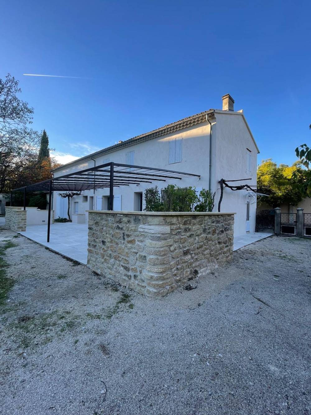 Pergola thermolaquée sur muret, Lauris