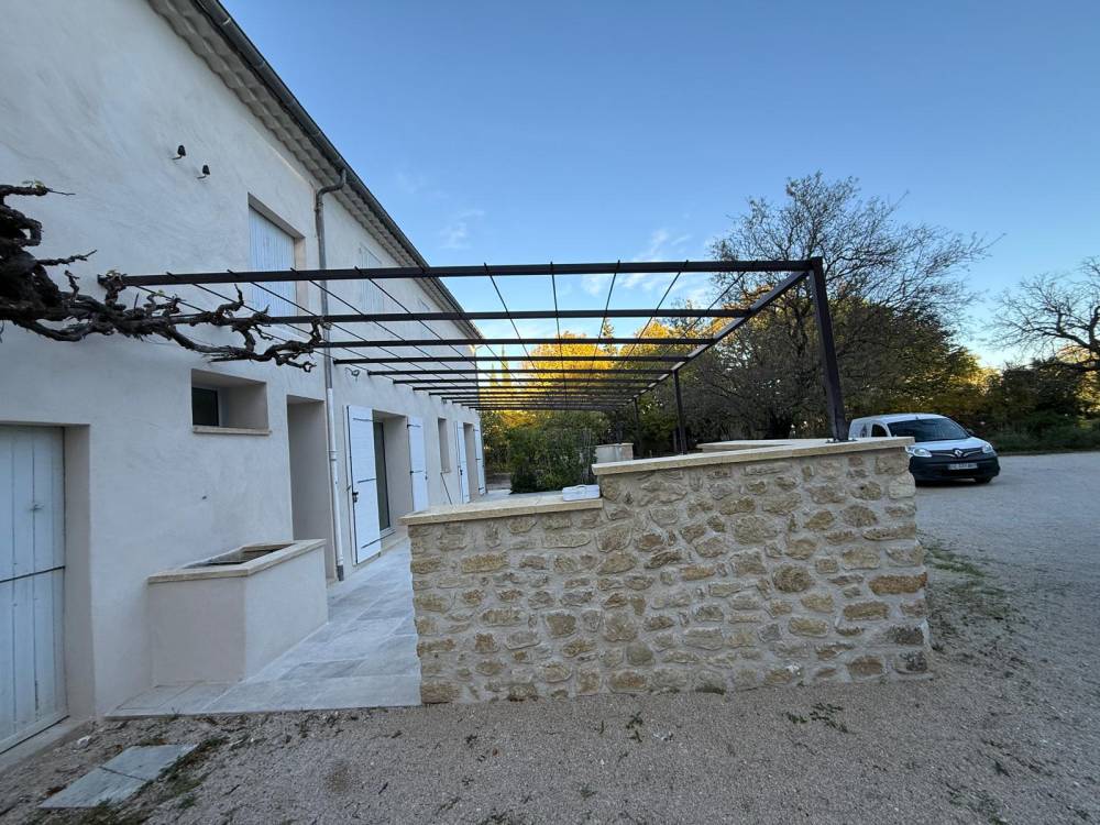 Pergola thermolaquée sur muret à Lauris