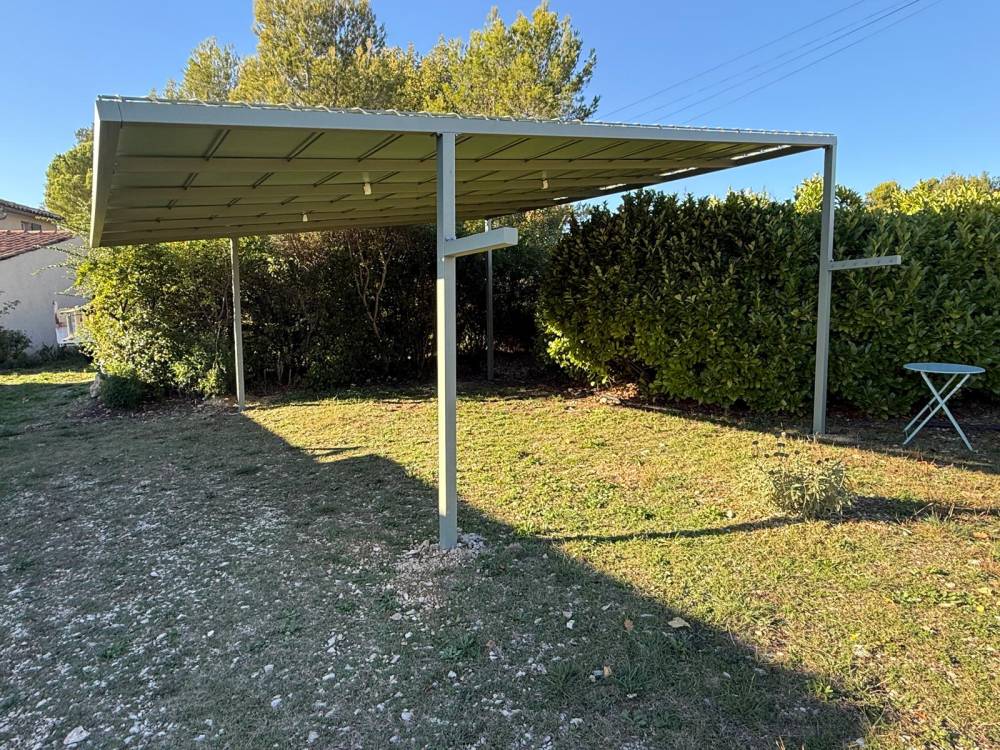 Carport avec étendoir et bâche à Lauris.jpg