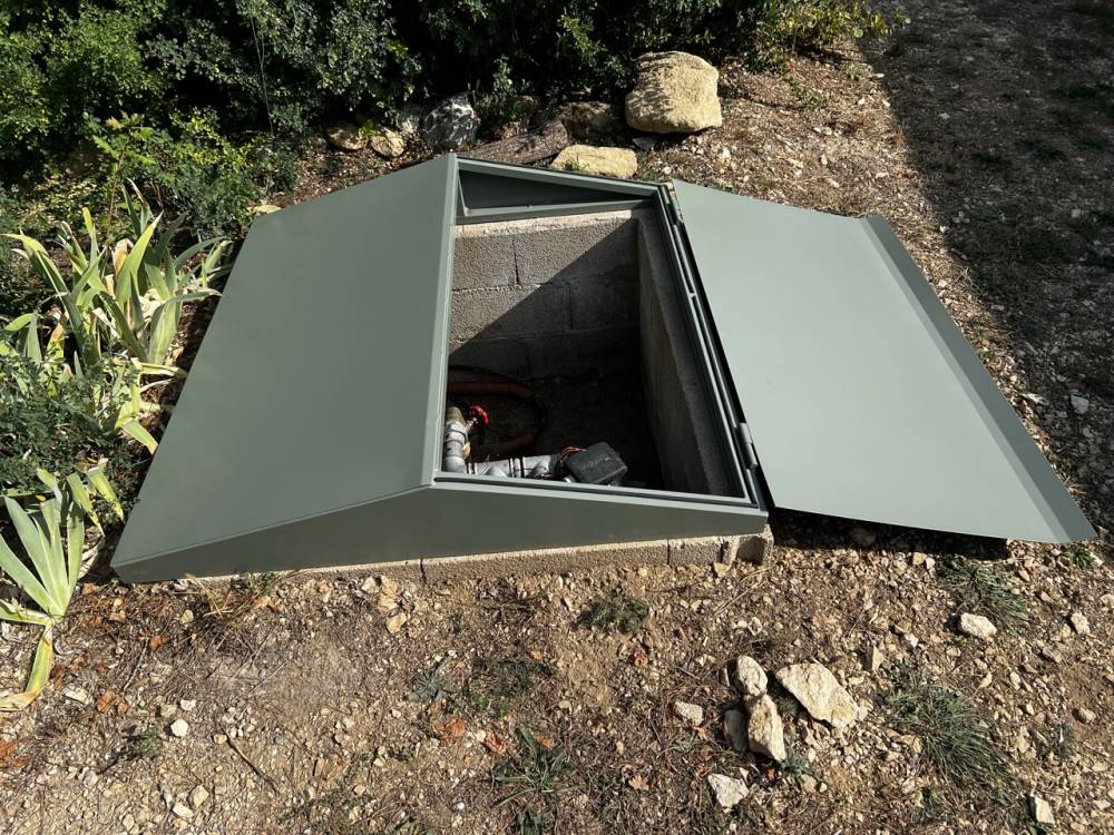 Trappe thermolaquée regard de forage à Lauris - Grande