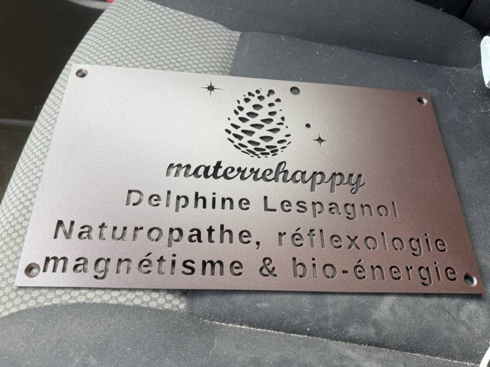 Plaque d'entrée thermolaquée à Puyvert - Grande