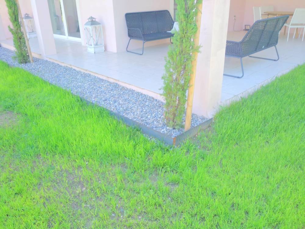 Bordure de séparation jardin à Pelissane